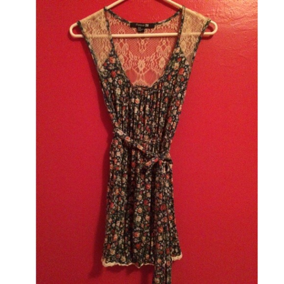 Floral tunic w/lace back