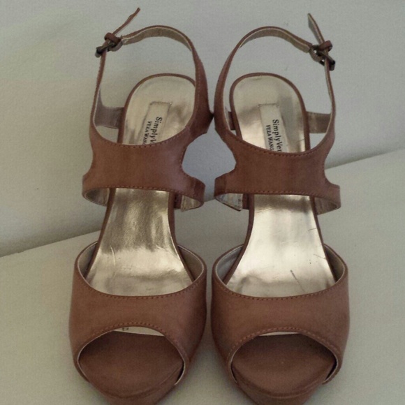 Vera Wang pumps