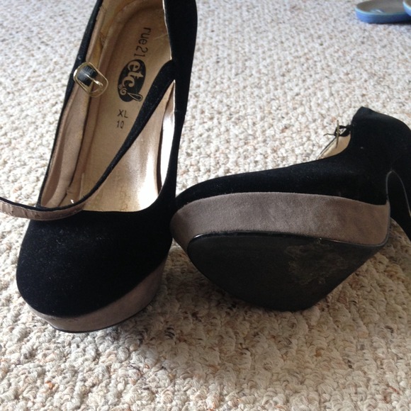 Black Velvet platform pumps!