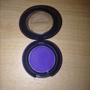 MAC eyeshadow in (Violet Trance)