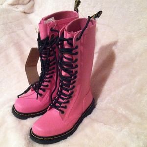 🔴🔴sold🔴🔴Pink 14 hole boot DOC MARTENS NWT