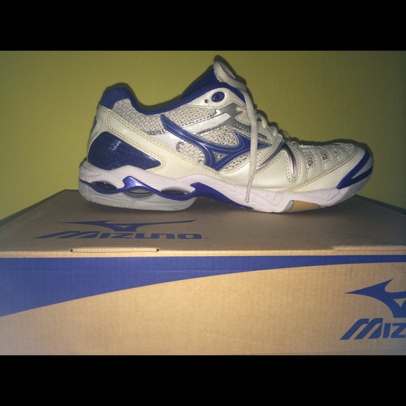 MIZUNO volleyball shoes. MINT