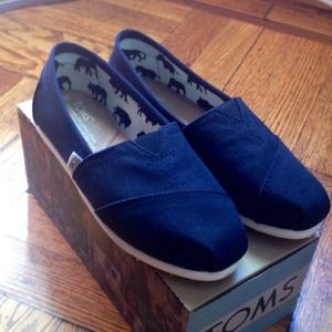 Classic Black TOMS
