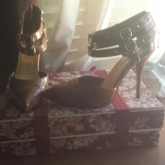 Faux wooden & gold pumps - Picture 1 of 4