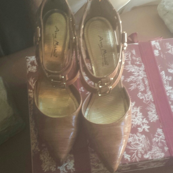 Faux wooden & gold pumps - Picture 2 of 4