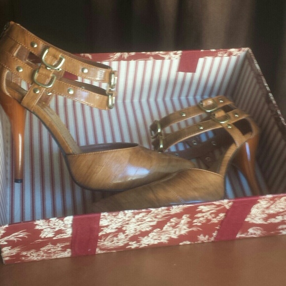 Faux wooden & gold pumps - Picture 3 of 4