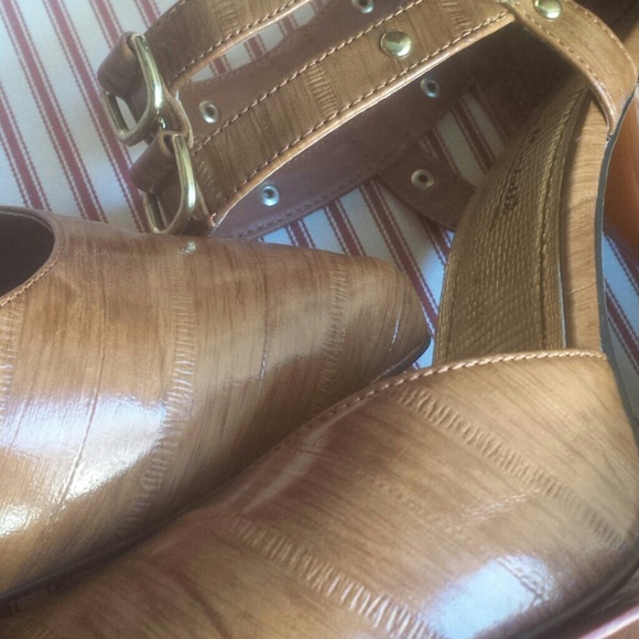 Faux wooden & gold pumps - Picture 4 of 4