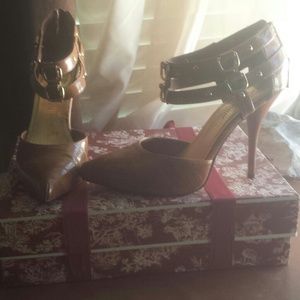 Faux wooden & gold pumps