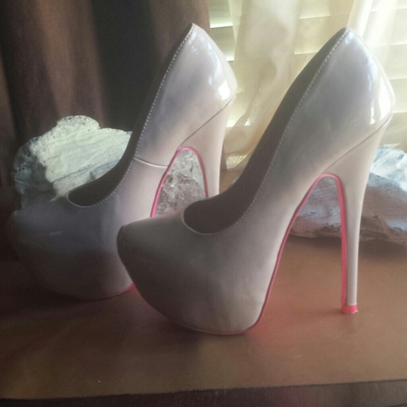 Nude/Neon Fuchsia heals - Picture 2 of 4