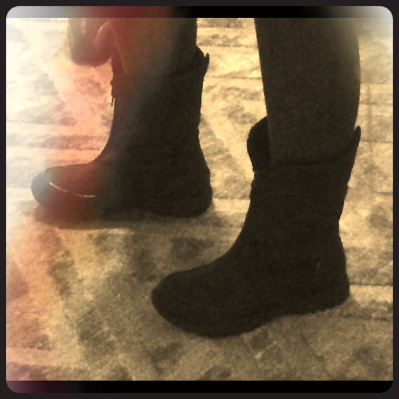 Black winter boots