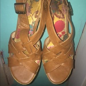 Very cute summer wedges!