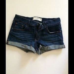 Shorts jeans by Abercrombie & Fitch.