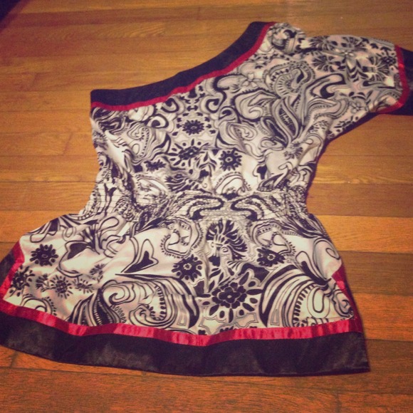 Gorgeous one shoulder blouse