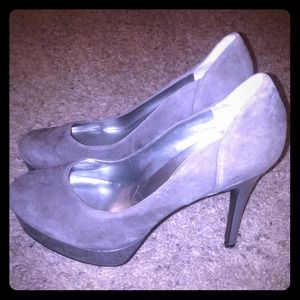 Guess suede gray pumps