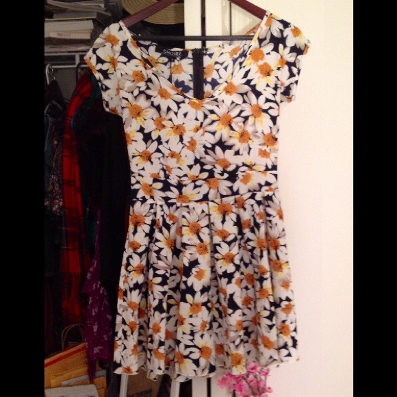 *Sold on Vinted* NWT Cute Daisy Print Skater Dress - Picture 2 of 4