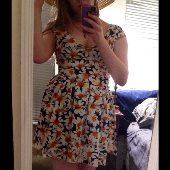 *Sold on Vinted* NWT Cute Daisy Print Skater Dress - Picture 3 of 4