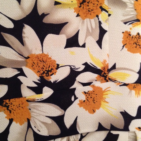 *Sold on Vinted* NWT Cute Daisy Print Skater Dress - Picture 4 of 4
