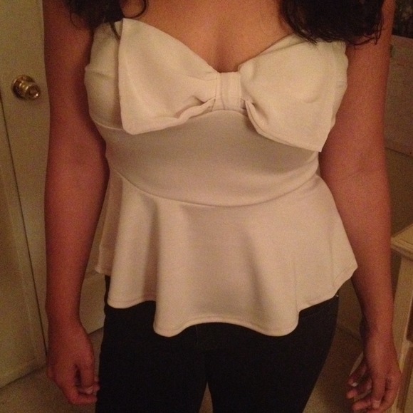 Beige bow top