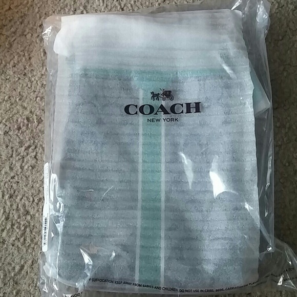 Sold!NWT Coach signatureswingpack crossbody - Picture 2 of 3