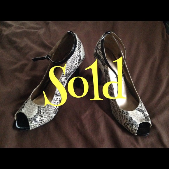 🎁Sold on Ebay🎁BCBG snakeskin Stillettos