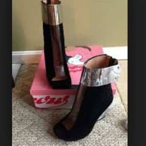 100% authentic Jeffrey Campbell roni bootie