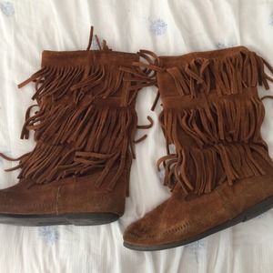 MINNETONKA FRINGE BOOTS