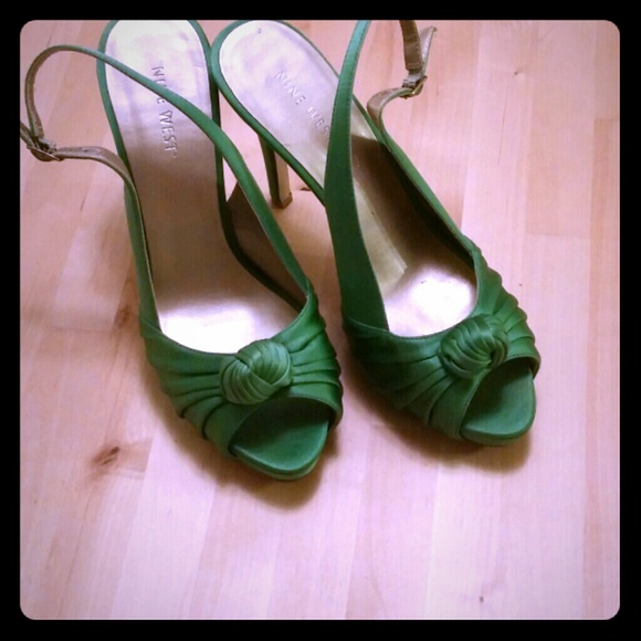 🍏Nine West Satin Heels🍏
