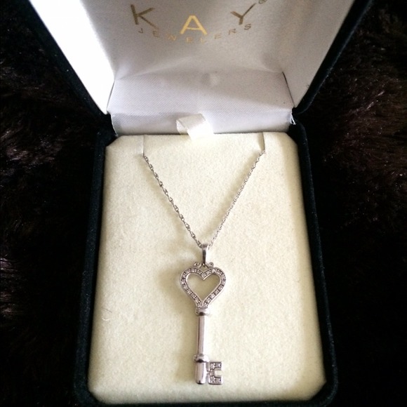 💥💥SOLD ON VINTED💥💥Heart Key Diamond Necklace
