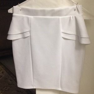 Short 2B bebe white peplum skirt