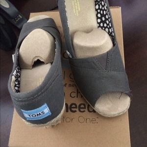 TOMS wedges new with box