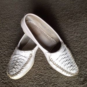 White woven front by Minnetonka