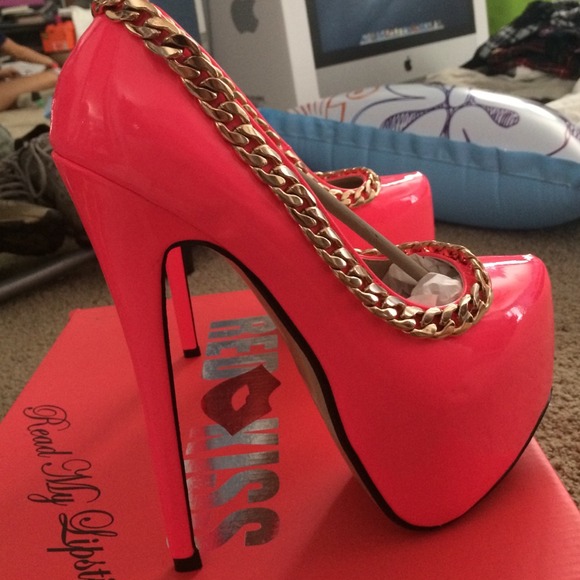 Red 💋 Kiss Heels - Picture 2 of 3