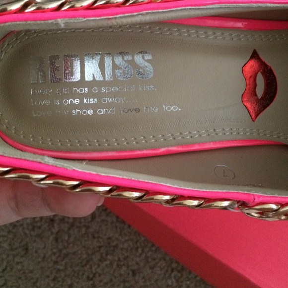 Red 💋 Kiss Heels - Picture 3 of 3