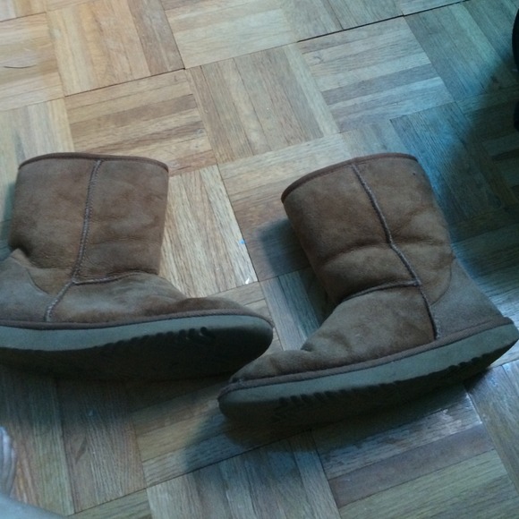 Ugg short tan boots