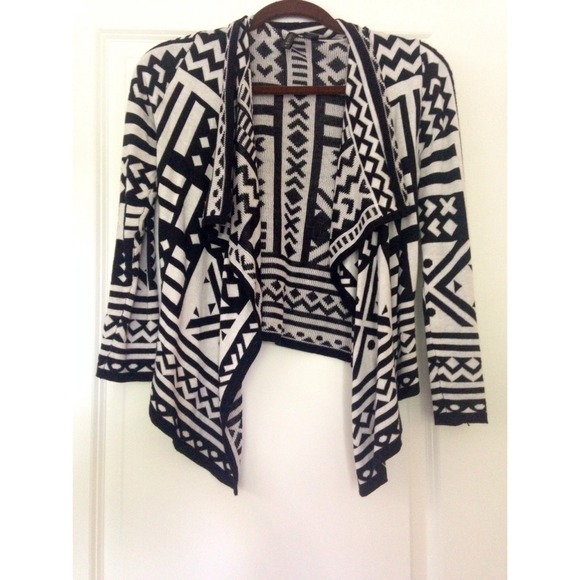 Full Tilt Sweaters - 🎉SALE🎊 {tilly's} Black & White Aztec Cardigan