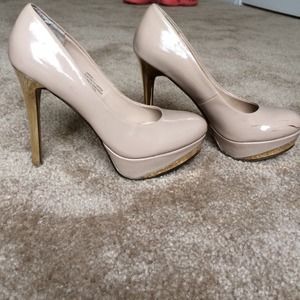 Ninewest Nude pumps with gold heel