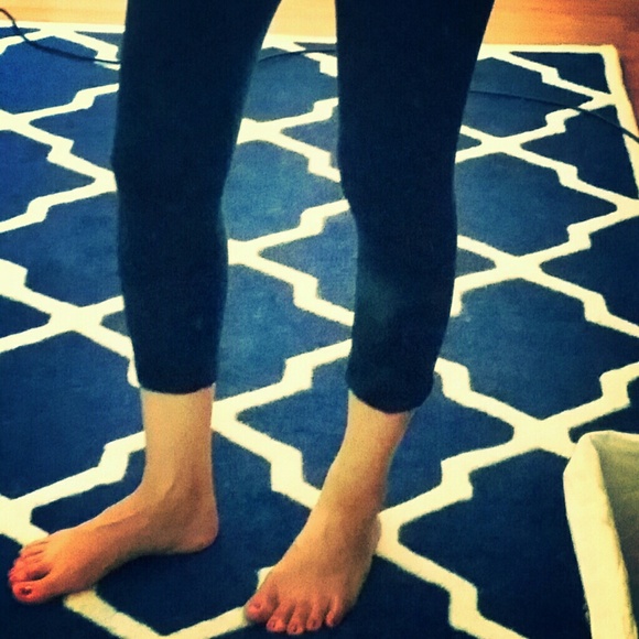 Black lululemon yoga pants capris
