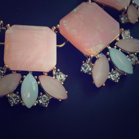 STATEMENT NECKLACE