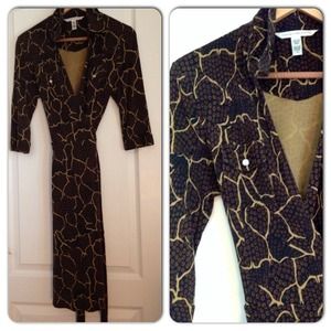 DVF wrap dress size 4/6 US, to the knee- brown
