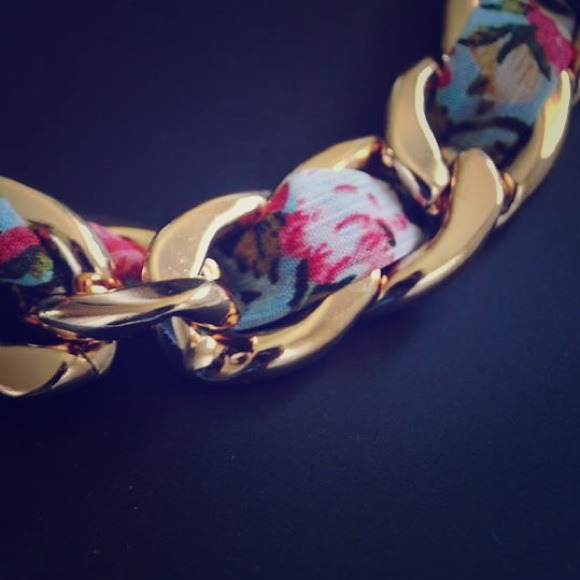 STATEMENT NECKLACE
