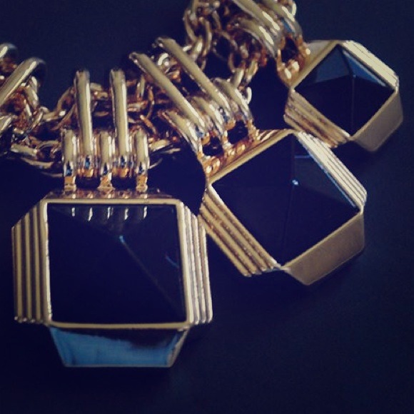 STATEMENT NECKLACE