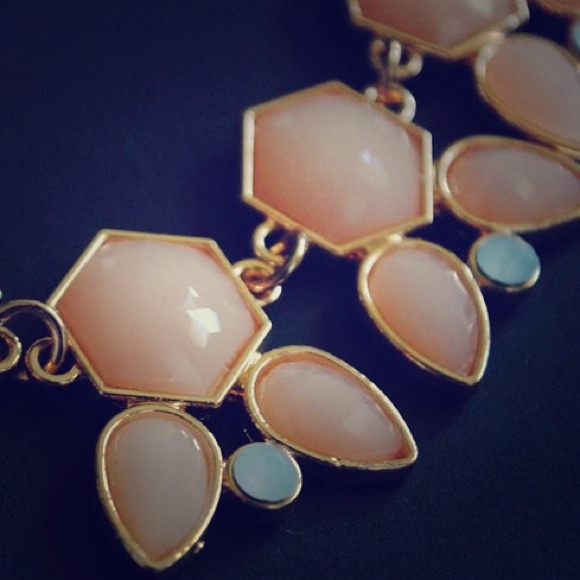 STATEMENT NECKLACE