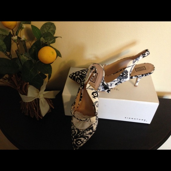 Pretty black and white print sling backs!