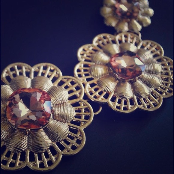 STATEMENT NECKLACE
