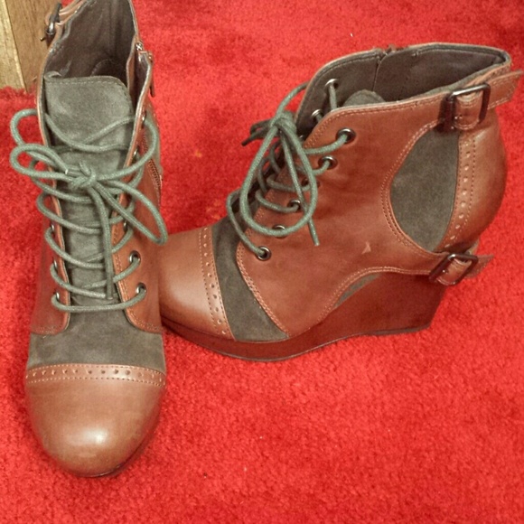 Gianni Bini wedge booties