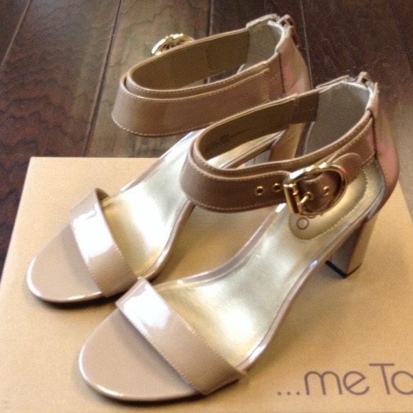 ‼️SOLD‼️Nude patent leather strappy heels.