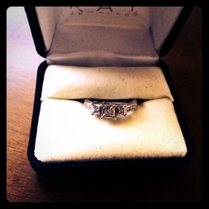 SALE! Genuine diamond ring!