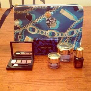 🚫Sold on Mercari🚫Estée Lauder cosmetics bag