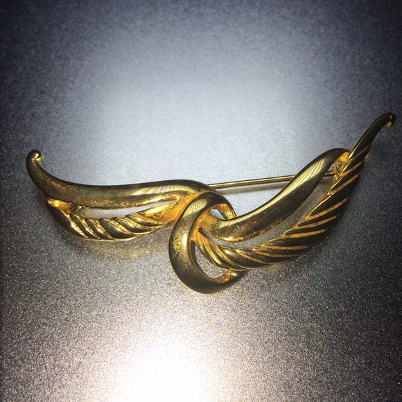 Vintage signed Daria gold tone brooch pin
