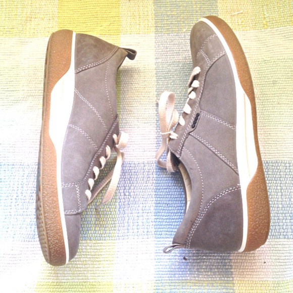 Ecco "Chase" Leather Sneakers (Original $130) - Picture 2 of 4